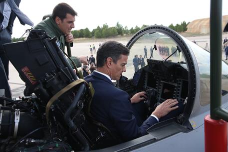 10/10/2018. Pedro Sánchez visita la Base Aérea de Los Llanos. Un piloto del Ala 14 explica al presidente del Gobierno, Pedro Sánchez, el fun...