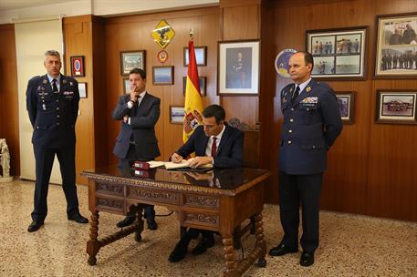 10/10/2018. Pedro Sánchez visita la Base Aérea de Los Llanos. El presidente del Gobierno, Pedro Sánchez, firma en el Libro de Honor, en pres...