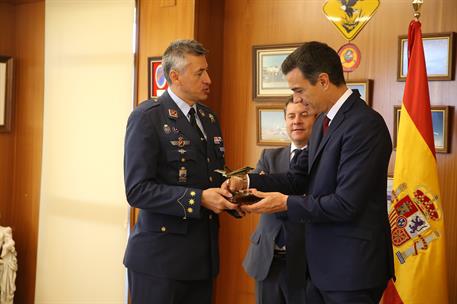 10/10/2018. Pedro Sánchez visita la Base Aérea de Los Llanos. El presidente del Gobierno, Pedro Sánchez, recibe una réplica de un Eurofighte...