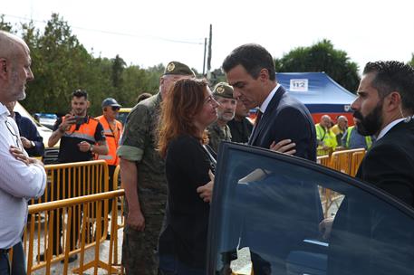 10/10/2018. Sánchez visita la zona afectada por las inundaciones de Mallorca. El presidente del Gobierno, Pedro Sánchez, saluda a la preside...