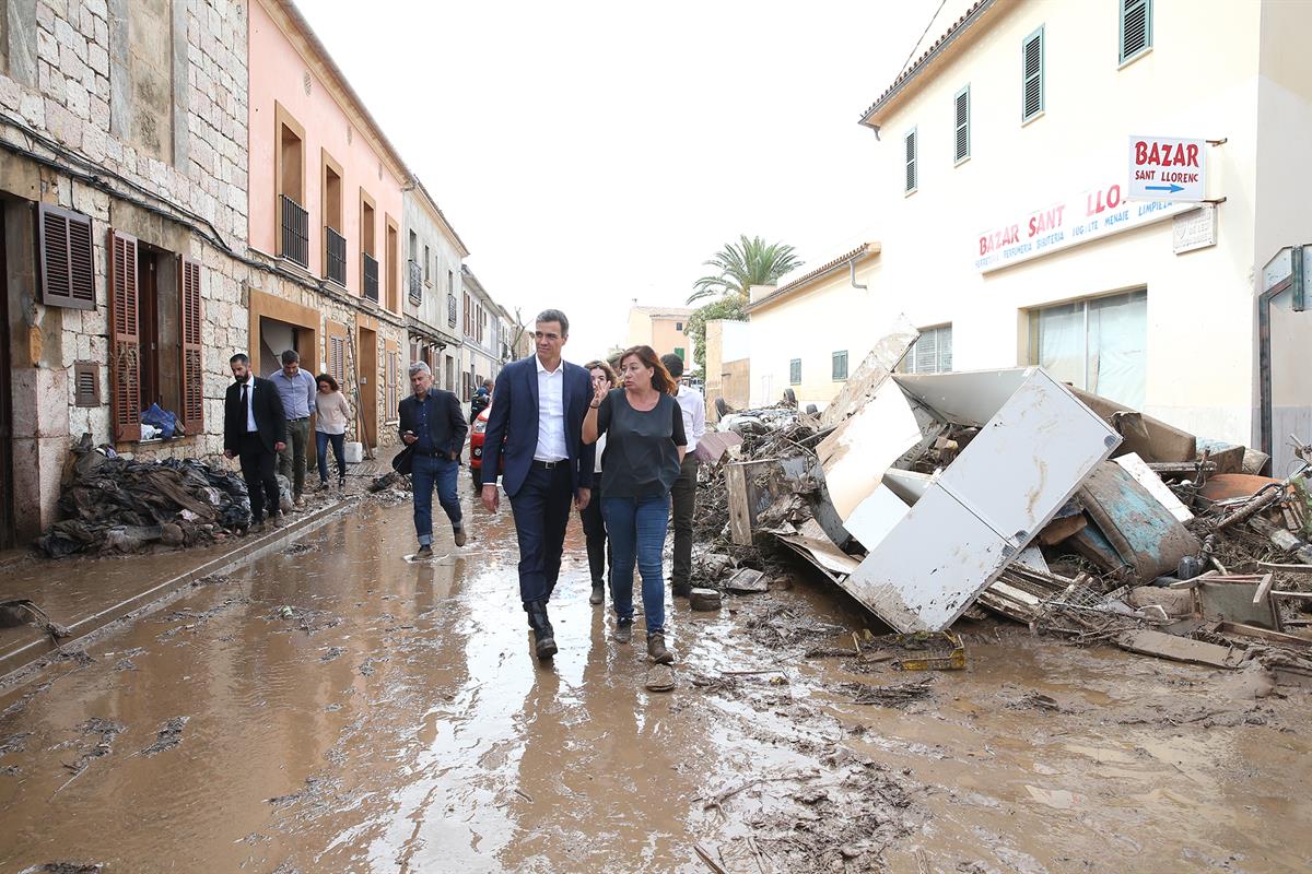 10/10/2018. Sánchez visita la zona afectada por las inundaciones de Mallorca. El presidente del Gobierno, Pedro Sánchez, y la presidenta del...