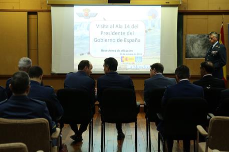 10/10/2018. Pedro Sánchez visita la Base Aérea de Los Llanos. El presidente del Gobierno, Pedro Sánchez, durante la proyección del vídeo exp...