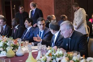 El presidente del Gobierno, Pedro Sánchez, asiste al almuerzo ofrecido por el rey Mohamed VI.