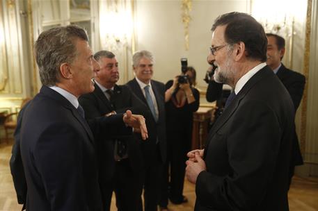 11/04/2018. Viaje del presidente Mariano Rajoy a Argentina. Segunda jornada. El presidente del Gobierno español, Mariano Rajoy, conversa con...