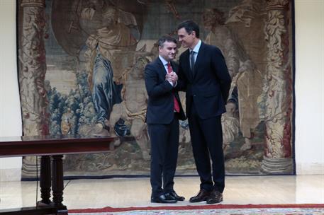 11/06/2018. Toma de posesión de los altos cargos de Presidencia del Gobierno. El presidente del Gobierno, Pedro Sánchez, saluda a Iván Redon...