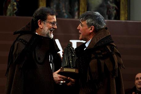 14/04/2018. Rajoy recibe en Zamora la capa de honras de Aliste. El presidente del Gobierno, Mariano Rajoy, junto al escultor Ricardo Flecha ...