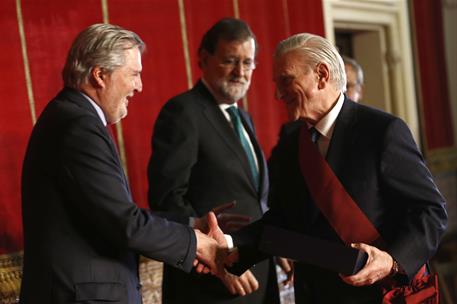 14/05/2018. Rajoy entrega condecoraciones de Alfonso X el Sabio. Íñigo Méndez de Vigo, ministro de EducaciónCultura y Deporte, saluda al méd...