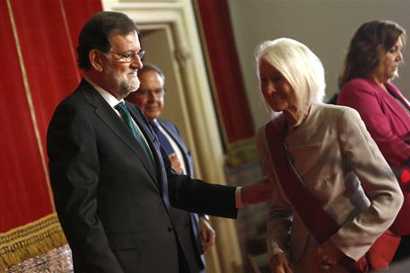 14/05/2018. Rajoy entrega condecoraciones de Alfonso X El Sabio. El presidente del Gobierno, Mariano Rajoy, entrega a la galerista Soledad L...