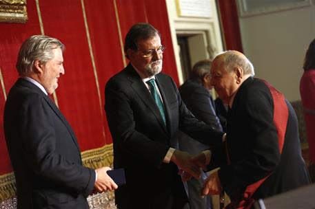 14/05/2018. Rajoy entrega condecoraciones de Alfonso X El Sabio. El presidente del Gobierno, Mariano Rajoy, entrega al pintor y escultor Gus...