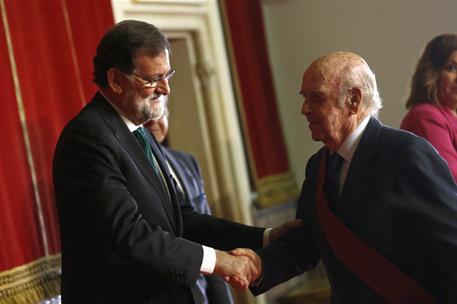 14/05/2018. Rajoy entrega condecoraciones de Alfonso X El Sabio. El presidente del Gobierno, Mariano Rajoy, entrega al abogado del Estado y ...