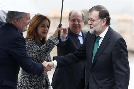 14/05/2018. Rajoy entrega condecoraciones de Alfonso X el Sabio. El presidente del Gobierno, Mariano Rajoy, saluda al ministro de Educación,...