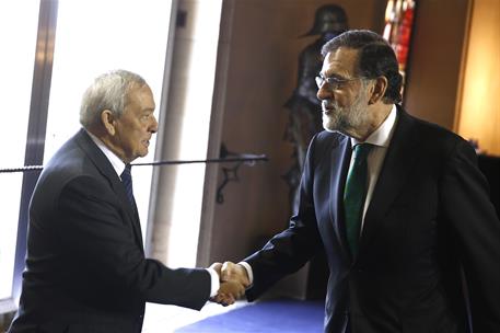 14/05/2018. Rajoy entrega condecoraciones de Alfonso X el Sabio. El presidente del Gobierno, Mariano Rajoy, saluda al político Carlos Solcha...