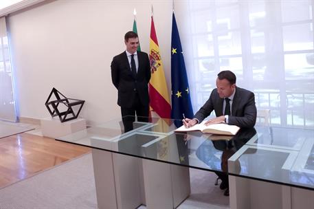 14/06/2018. Pedro Sánchez recibe al primer ministro de Irlanda. El primer ministro de Irlanda, Leo Varadkar, firma en el Libro de Honor en p...