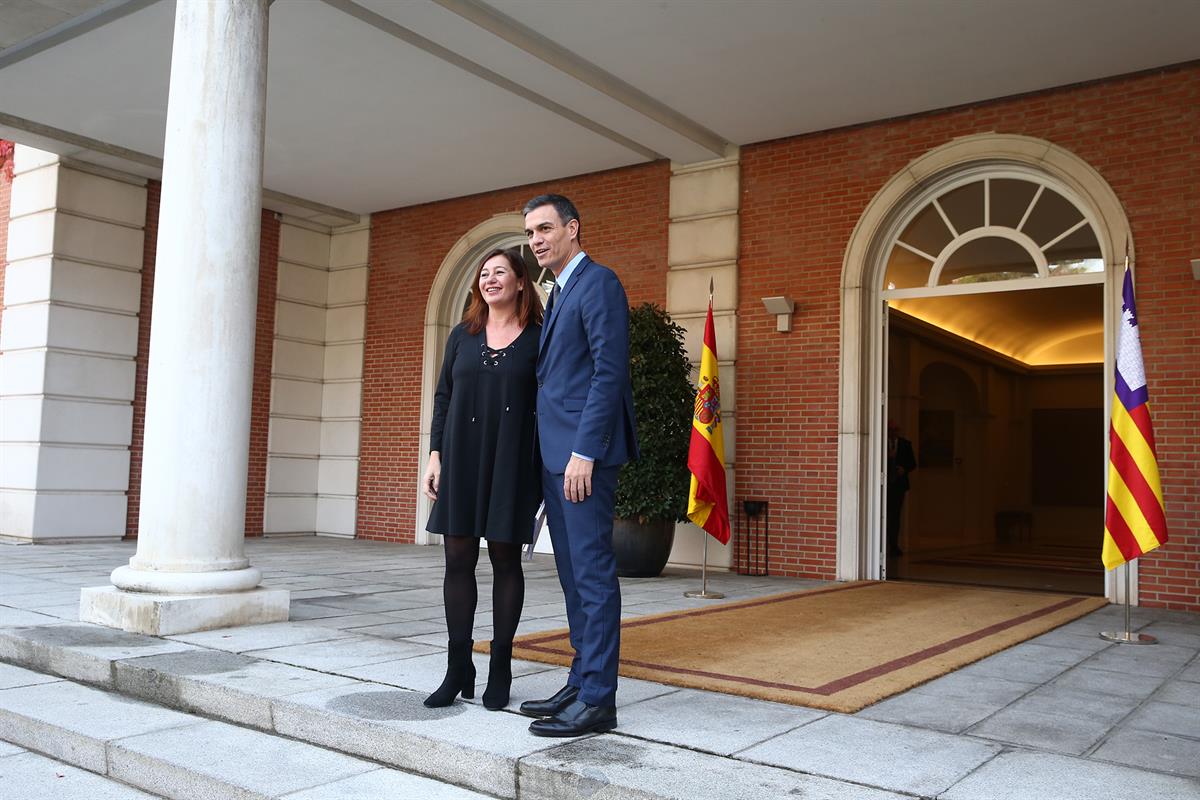 14/11/2018. Pedro Sánchez recibe a la presidenta de las Islas Baleares. El presidente del Gobierno, Pedro Sánchez, saluda a la presidenta de...