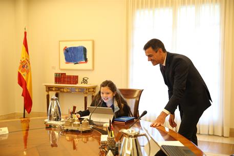 15/10/2018. Acto con motivo del Día Internacional de la Niña. El presidente del Gobierno, Pedro Sánchez, enseña la sala donde se celebra el ...