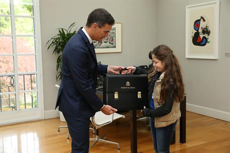 15/10/2018. Acto con motivo del Día Internacional de la Niña. El presidente del Gobierno, Pedro Sánchez, entrega su cartera a Irene, que se ...