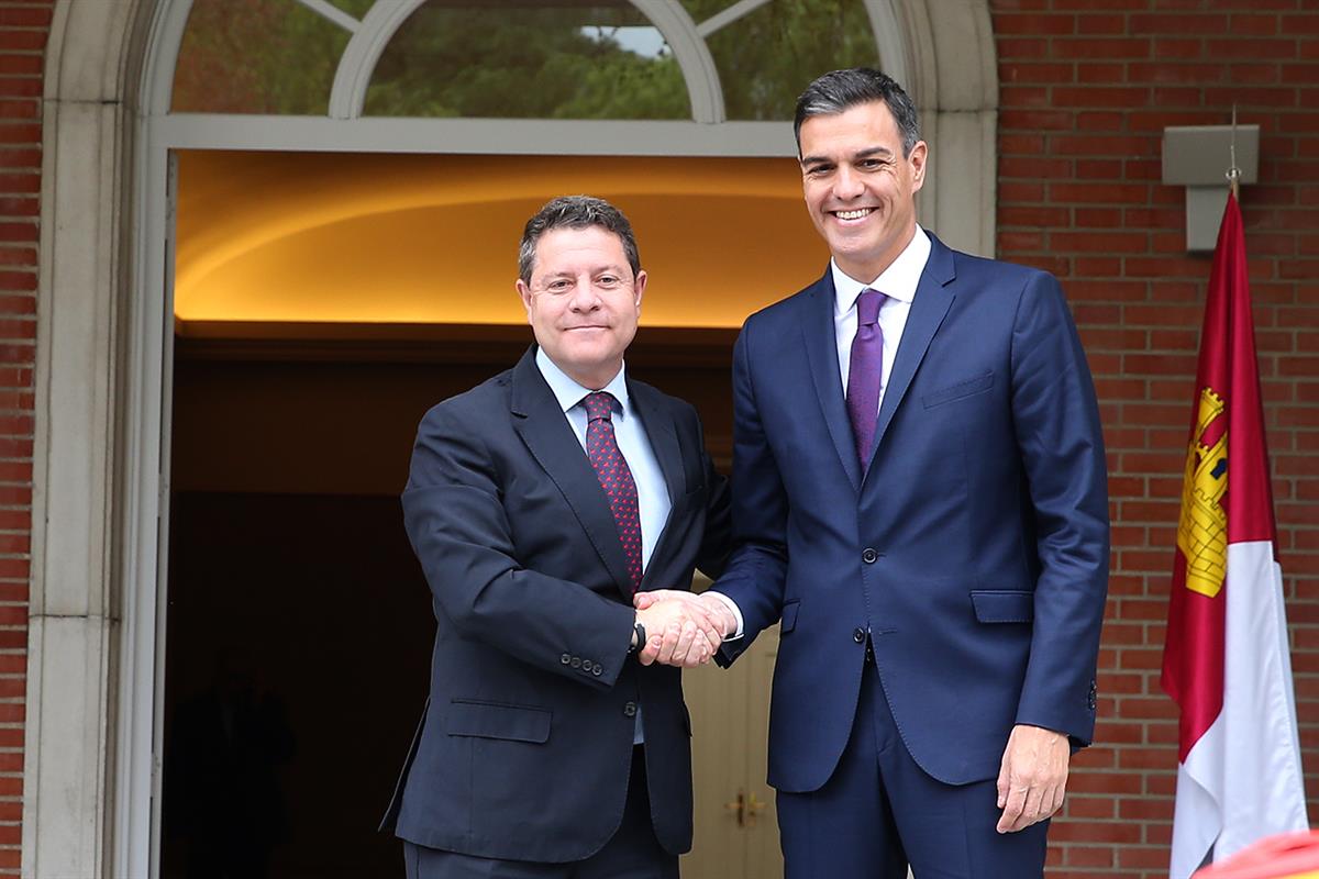 15/10/2018. Sánchez recibe el presidente de Castilla-La Mancha. El presidente del Gobierno, Pedro Sánchez, saluda al presidente de la Junta ...
