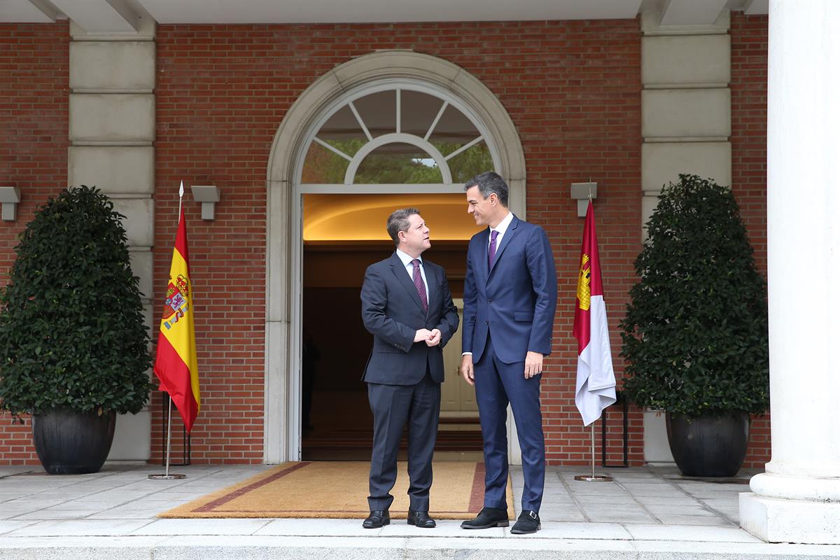 15/10/2018. Sánchez recibe el presidente de Castilla-La Mancha. El presidente del Gobierno, Pedro Sánchez, saluda al presidente de la Junta ...