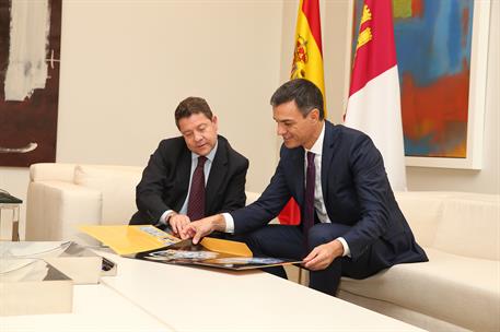 15/10/2018. Sánchez recibe el presidente de Castilla-La Mancha. El presidente del Gobierno, Pedro Sánchez, y el presidente de la Junta de Co...