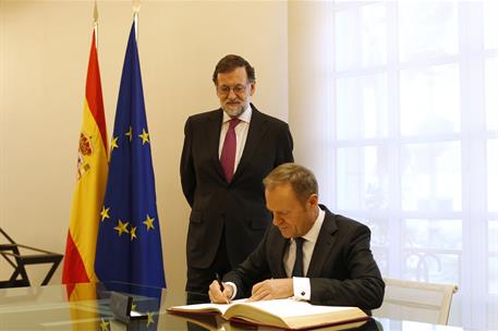 16/03/2018. Rajoy recibe al Presidente del Consejo Europeo. Donald Tusk firma en el Libro de Honor en presencia del presidente del Gobierno,...