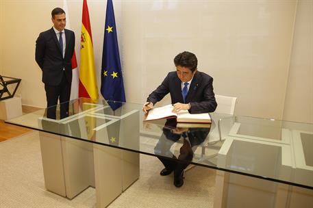 16/10/2018. Sánchez recibe al primer ministro de Japón. El primer ministro de Japón, Shinzo Abe, firma en el Libro de Honor de La Moncloa, e...