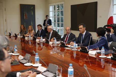 16/10/2018. Sánchez recibe al primer ministro de Japón. El presidente del Gobierno, Pedro Sánchez, junto a su delegación, durante la reunión...