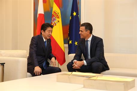 16/10/2018. Sánchez recibe al primer ministro de Japón. El presidente del Gobierno, Pedro Sánchez, conversa con el primer ministro de Japón,...