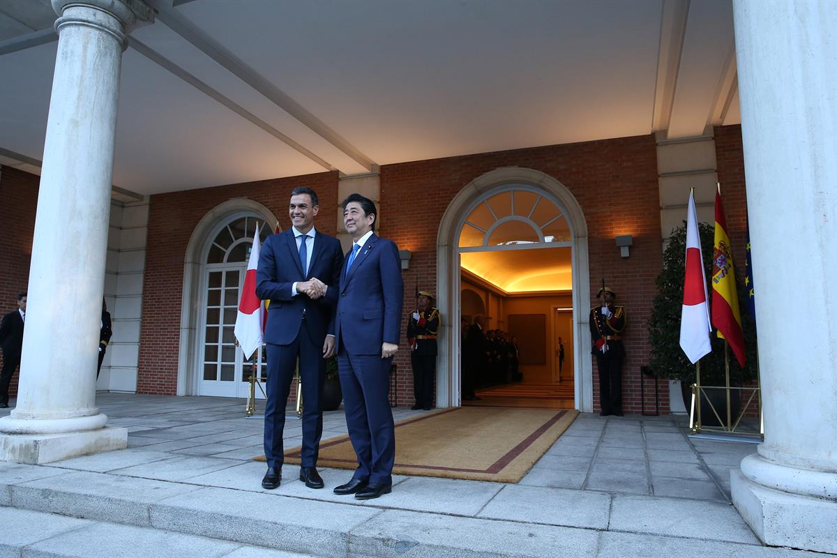 16/10/2018. Sánchez recibe al primer ministro de Japón. El presidente del Gobierno, Pedro Sánchez, saluda al primer ministro de Japón, Shinz...