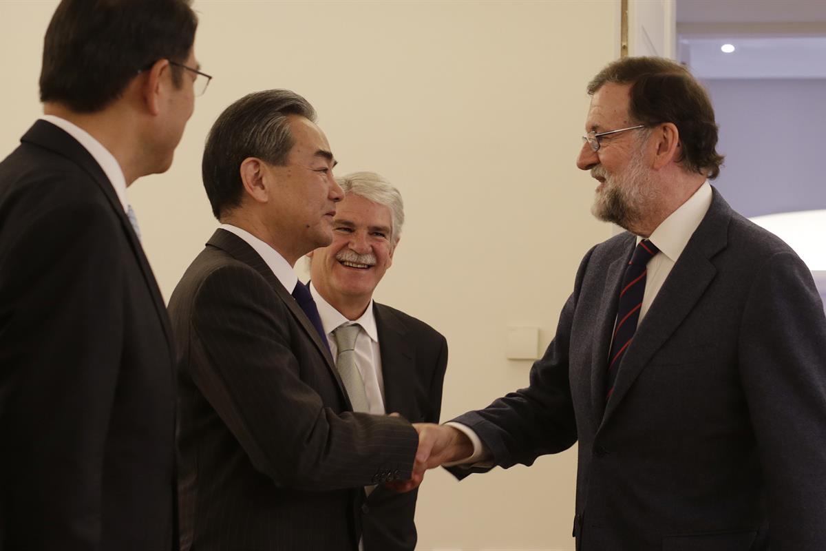 17/05/2018. Rajoy recibe al ministro de Exteriores de China. El presidente del Gobierno, Mariano Rajoy, saluda al ministro de Relaciones Ext...