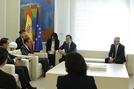 17/05/2018. Rajoy recibe al ministro de Exteriores de China. El presidente del Gobierno, Mariano Rajoy, posa junto al ministro de Asuntos Ex...