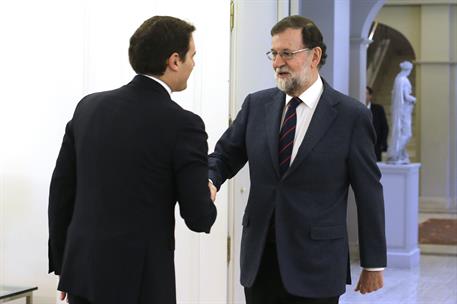 17/05/2018. Mariano Rajoy recibe a Albert Rivera. El presidente del Gobierno, Mariano Rajoy, saluda al presidente de Ciudadanos, Albert Rive...
