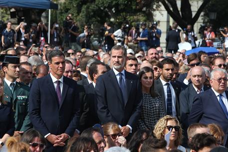 17/08/2018. Primer aniversario de los atentados del 17-A en Cataluña. El presidente del Gobierno, Pedro Sánchez, junto a los Reyes de España...
