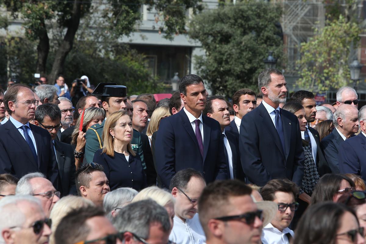 17/08/2018. Primer aniversario de los atentados del 17-A en Cataluña. El presidente del Gobierno, Pedro Sánchez, junto a los presidentes del...