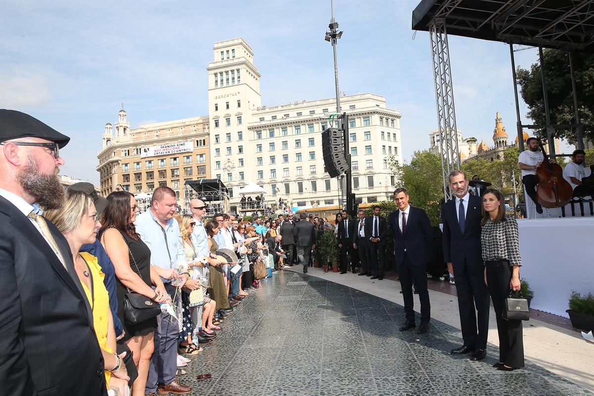 17/08/2018. Primer aniversario de los atentados del 17-A en Cataluña. El presidente del Gobierno, Pedro Sánchez, junto a los Reyes y víctima...