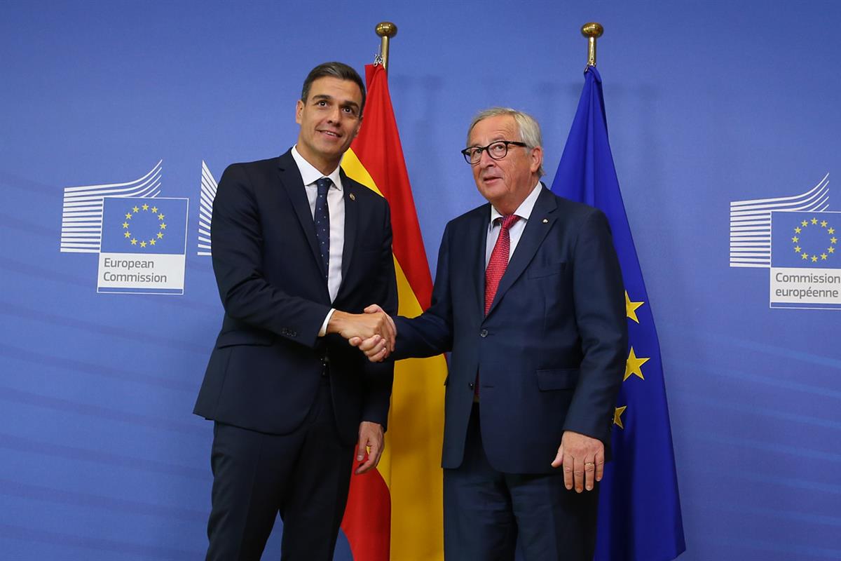 17/10/2018. Sánchez se reúne con el presidente de la Comisión Europea. El presidente del Gobierno, Pedro Sánchez, y el presidente de la Comi...