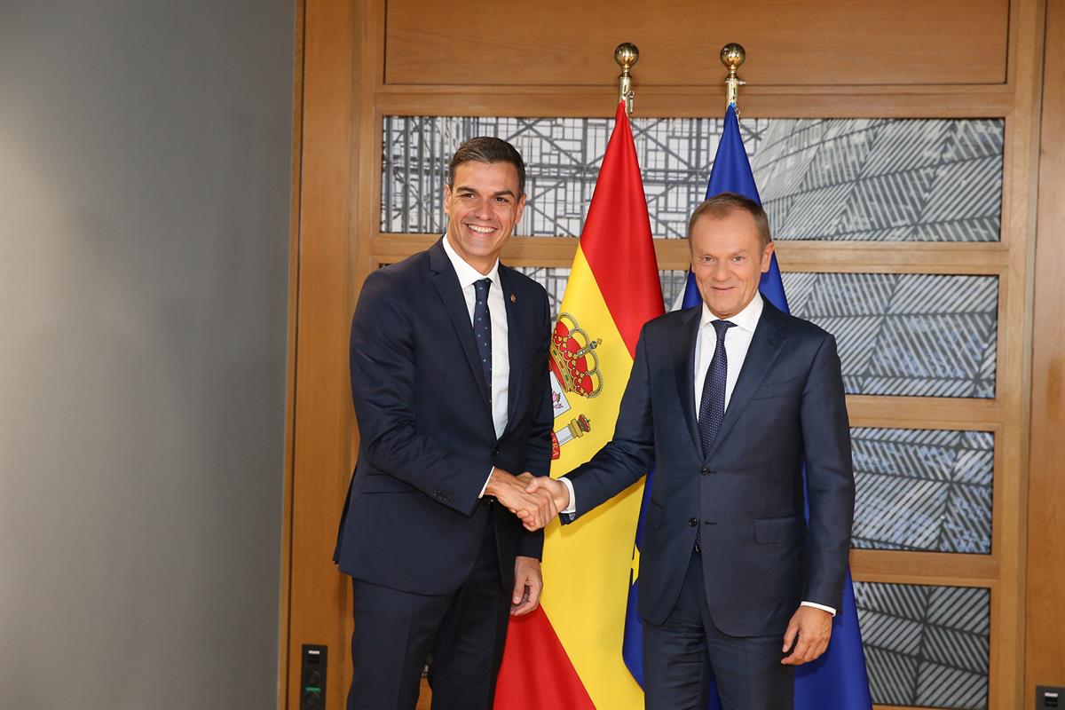 17/10/2018. Sánchez se reúne con el presidente del Consejo Europeo, Donald Tusk. El presidente del Gobierno, Pedro Sánchez, saluda al presid...