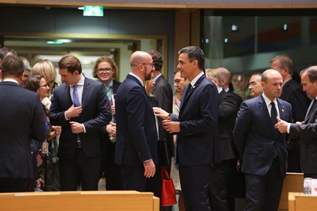 17/10/2018. Pedro Sánchez asiste a la reunión del Consejo Europeo. El presidente del Gobierno, Pedro Sánchez, conversa con el primer ministr...