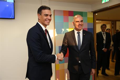 18/10/2018. Pedro Sánchez se reúne con Alain Berstet. El presidente del Gobierno, Pedro Sánchez, saluda al presidente de la Confederación Su...
