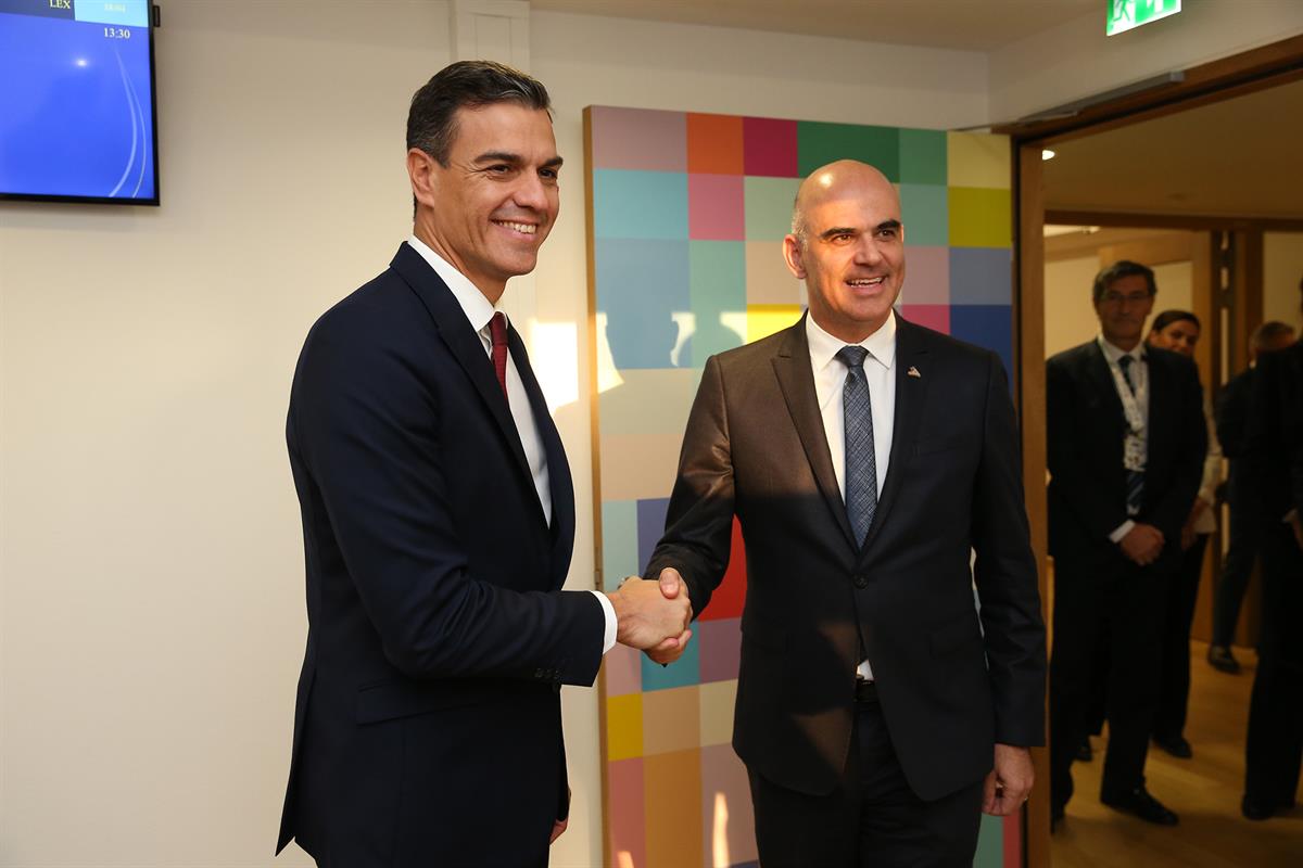 18/10/2018. Pedro Sánchez se reúne con Alain Berstet. El presidente del Gobierno, Pedro Sánchez, saluda al presidente de la Confederación Su...