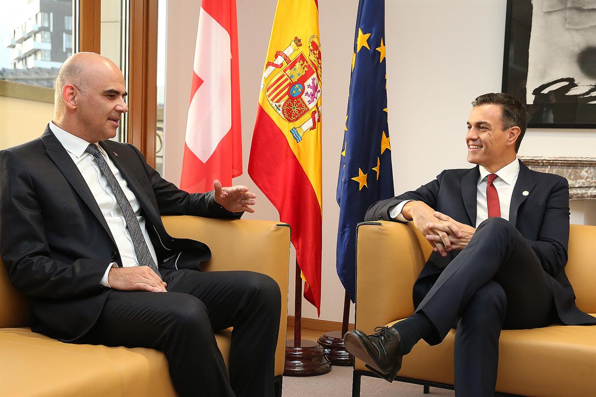 18/10/2018. Pedro Sánchez se reúne con Alain Berstet. El presidente del Gobierno, Pedro Sánchez, y el presidente de la Confederación Suiza, ...