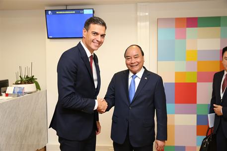 18/10/2018. Sánchez se reúne con Nguyen Xuan Phúc. El presidente del Gobierno, Pedro Sánchez, saluda al primer ministro de la República Soci...