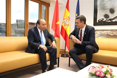18/10/2018. Pedro Sánchez se reúne con Nguyen Xuan Phúc. El preidente del Gobierno, Pedro Sánchez, conversa con el primer ministro de la Rep...