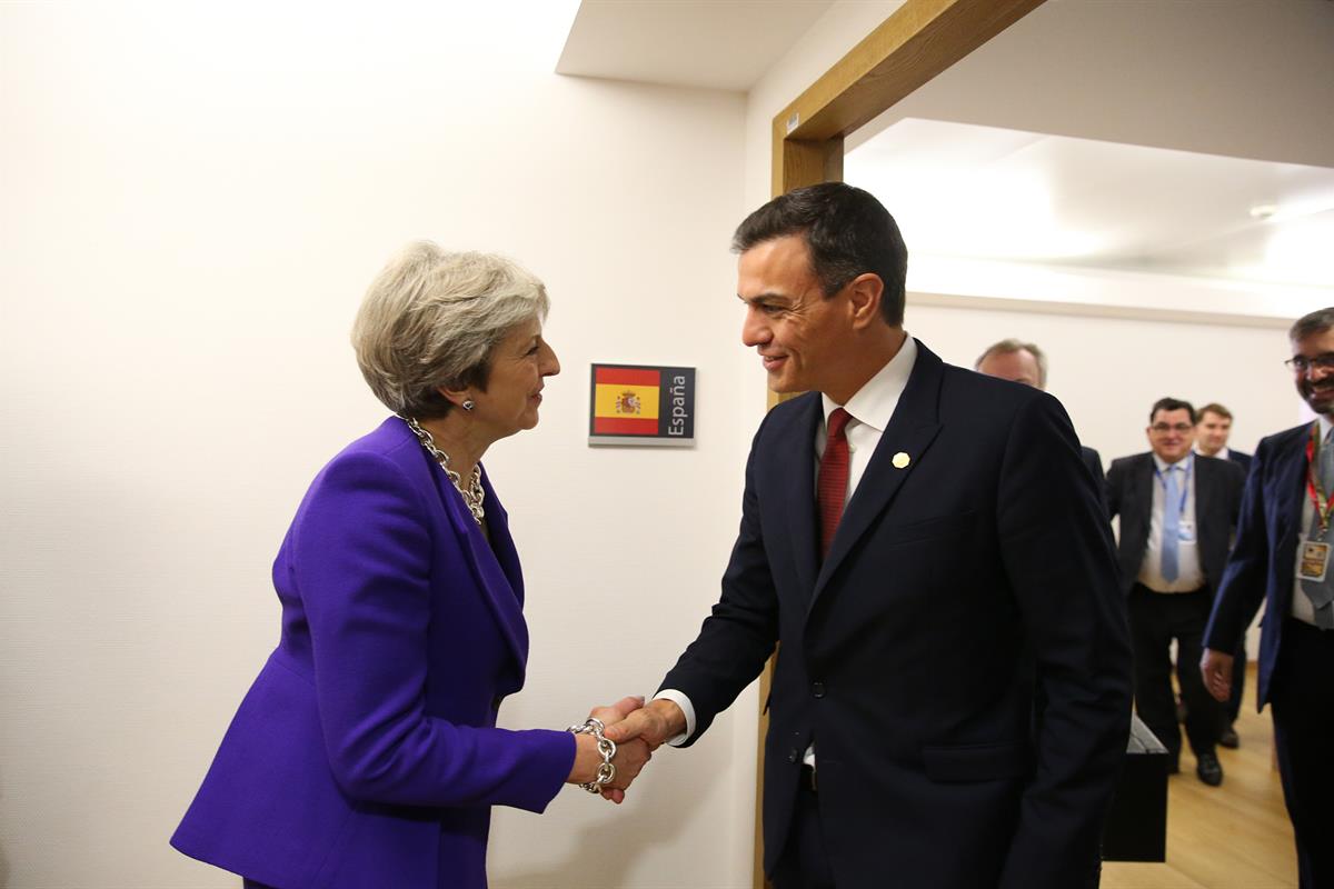 18/10/2018. Encuentro entre Pedro Sánchez y Theresa May. El presidente del Gobierno, Pedro Sánchez, saluda a la primera ministra de Gran Bre...