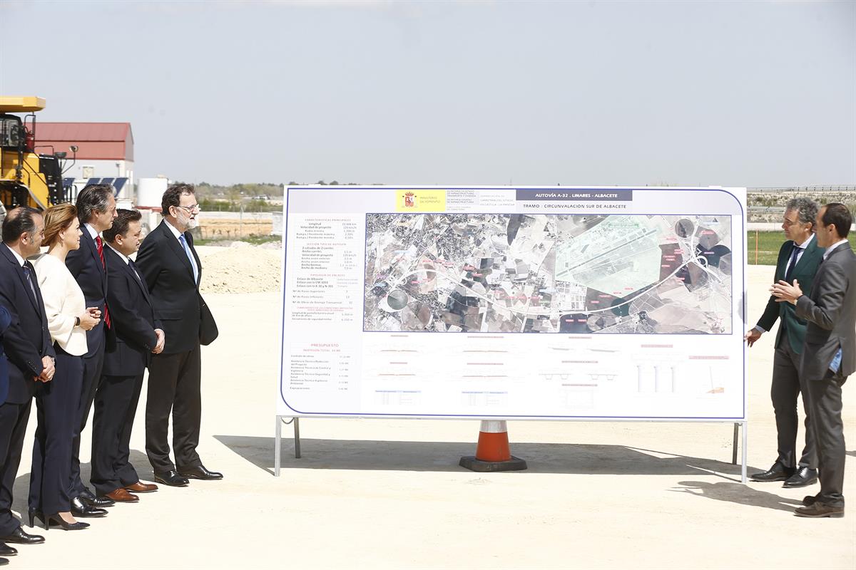 19/04/2018. Rajoy visita las obras de la A-32 en Albacete. El presidente del Gobierno, Mariano Rajoy, acompañado de la ministra de Defensa, ...