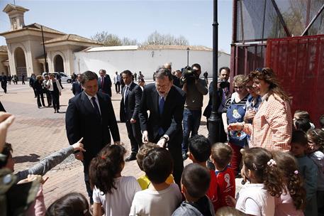 19/04/2018. Rajoy visita las obras de la A-32 en Albacete. El presidente del Gobierno, Mariano Rajoy, saluda a unos escolares a su llegada a...