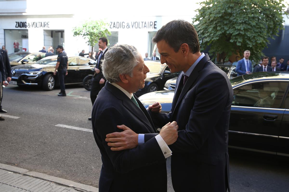 19/07/2018. Sánchez presenta a Juncker en la Fundación Carlos Amberes. El presidente del Gobierno, Pedro Sánchez, saluda al presidente de la...