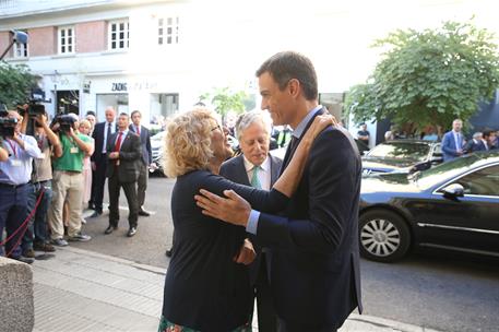 19/07/2018. Sánchez presenta a Jean-Claude Juncker en la Fundación Carlos Amberes. El presidente del Gobierno, Pedro Sánchez, saluda a la al...