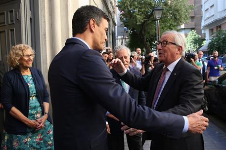 19/07/2018. Sánchez presenta a Jean-Claude Juncker en la Fundación Carlos Amberes. El presidente del Gobierno, Pedro Sánchez, recibe al pres...
