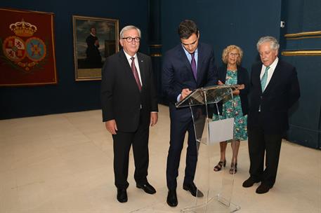 19/07/2018. Sánchez presenta a Jean-Claude Juncker en la Fundación Carlos Amberes. El presidente del Gobierno, Pedro Sánchez, firma en el Li...