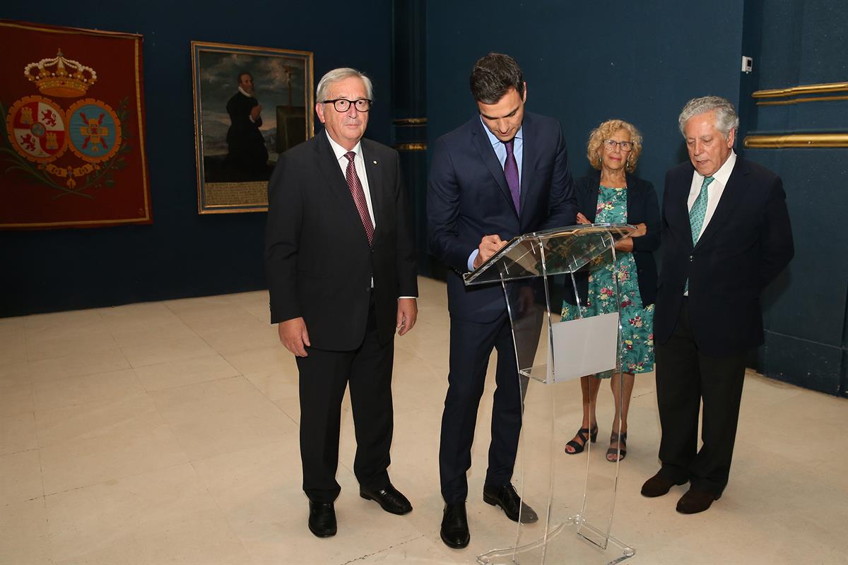 19/07/2018. Sánchez presenta a Jean-Claude Juncker en la Fundación Carlos Amberes. El presidente del Gobierno, Pedro Sánchez, firma en el Li...
